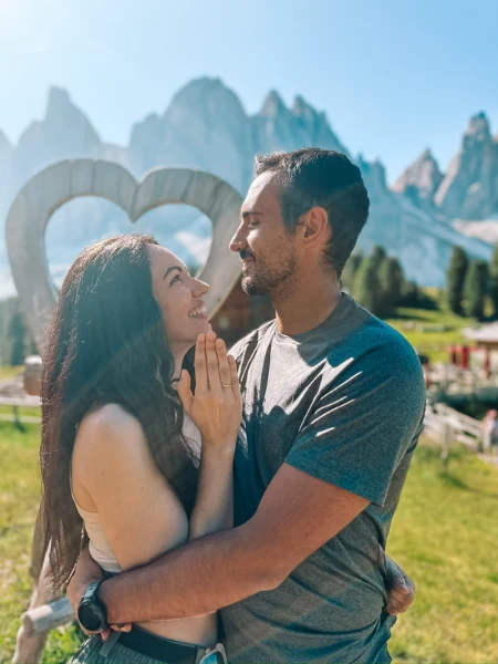 Álvaro y Silvia abrazados en la montaña